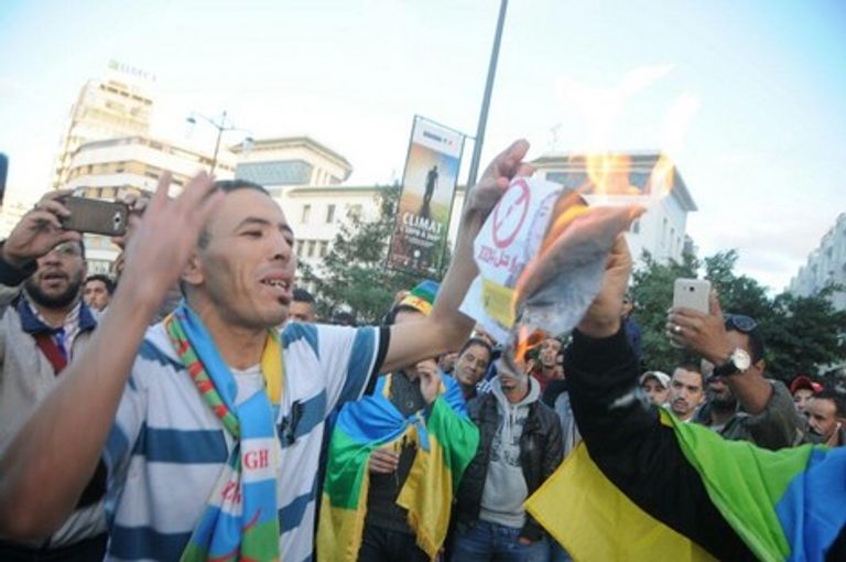 محتجون يحرقون صورة بن كيران في الدار البيضاء