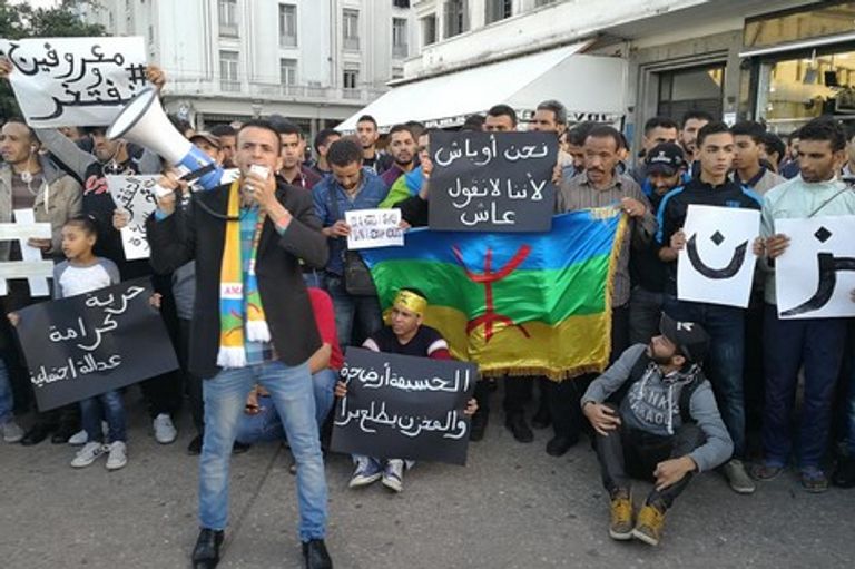 محتجون يحرقون صورة بن كيران في الدار البيضاء