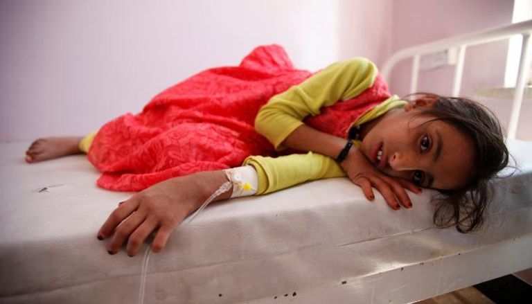 طفلة يمنية تتلقى العلاج من الكوليرا