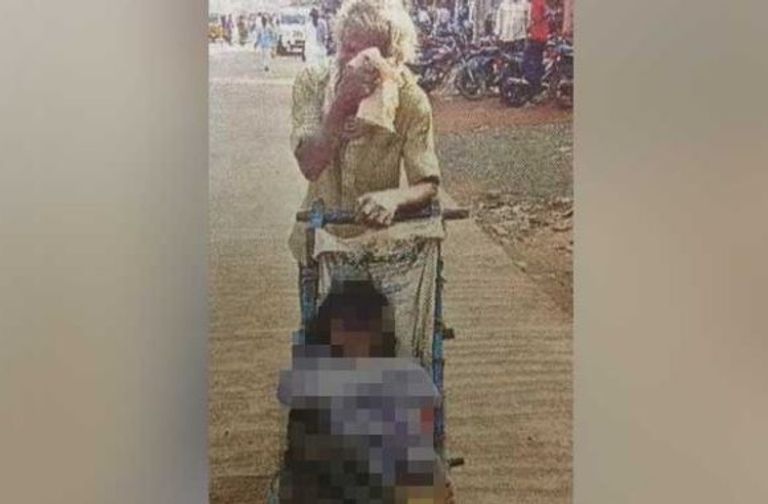 هندي لف جثمان زوجته في سجادة وحملها على كتفه