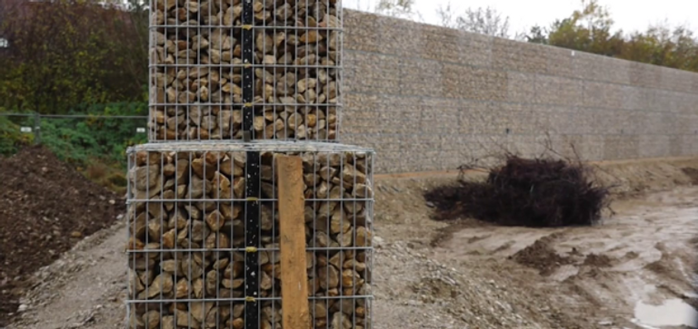 الجدار من الحجر الكبير الجدار يبلغ طوله 12 قدما