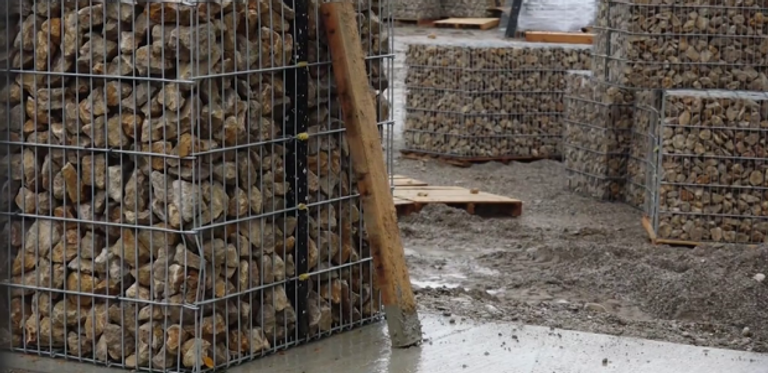 الجدار يبلغ طوله 12 قدما