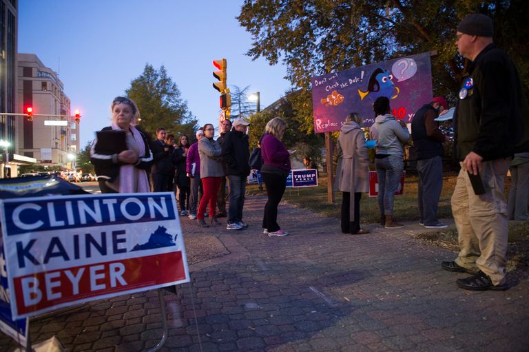 طابور من الناخبين الأمريكيين أمام مركز للاقتراع