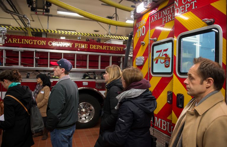 طابور من الناخبين الأمريكيين أمام مركز للاقتراع