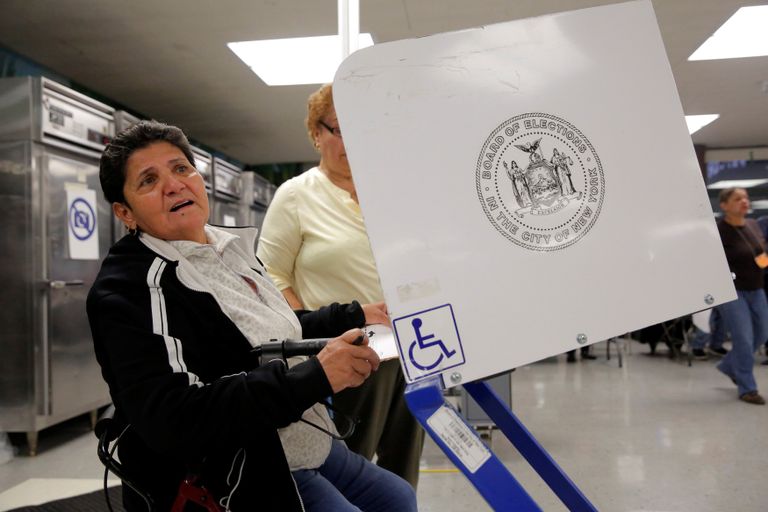 طابور من الناخبين الأمريكيين أمام مركز للاقتراع