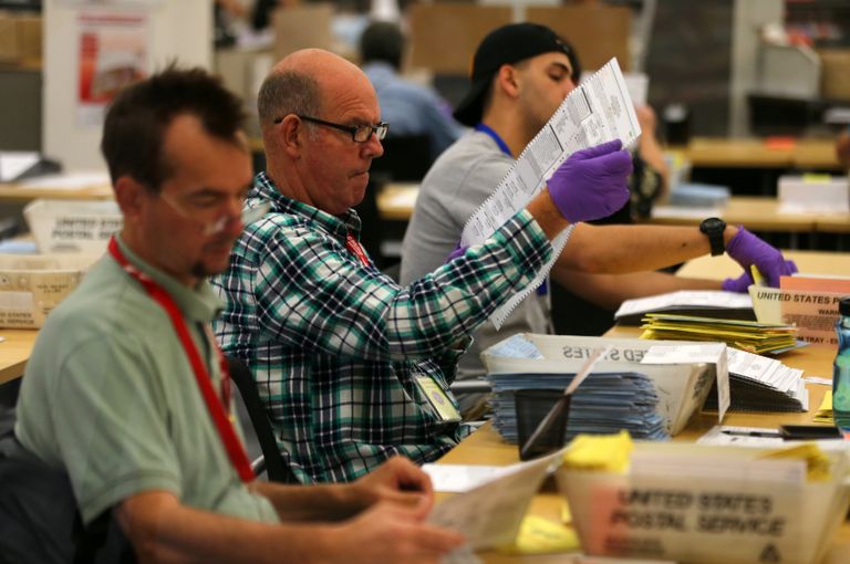 طابور من الناخبين الأمريكيين أمام مركز للاقتراع