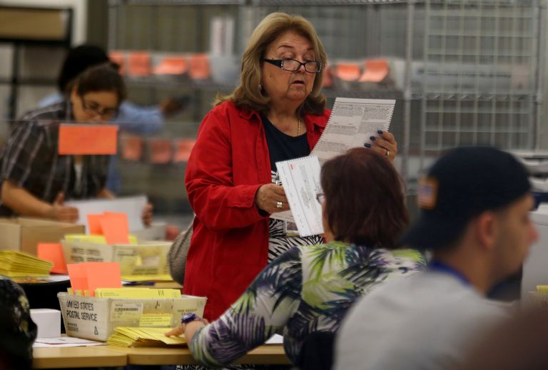 طابور من الناخبين الأمريكيين أمام مركز للاقتراع