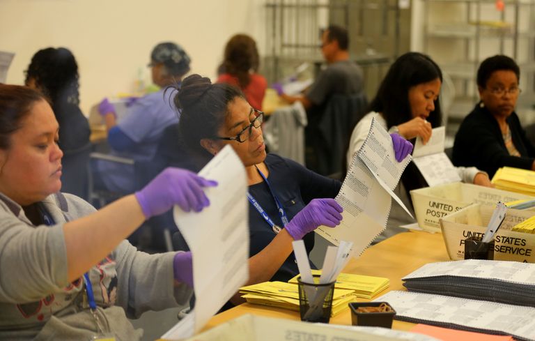 طابور من الناخبين الأمريكيين أمام مركز للاقتراع