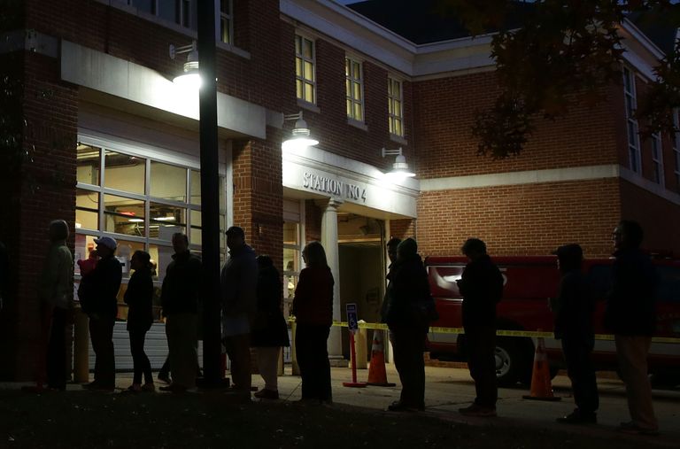 طابور من الناخبين الأمريكيين أمام مركز للاقتراع