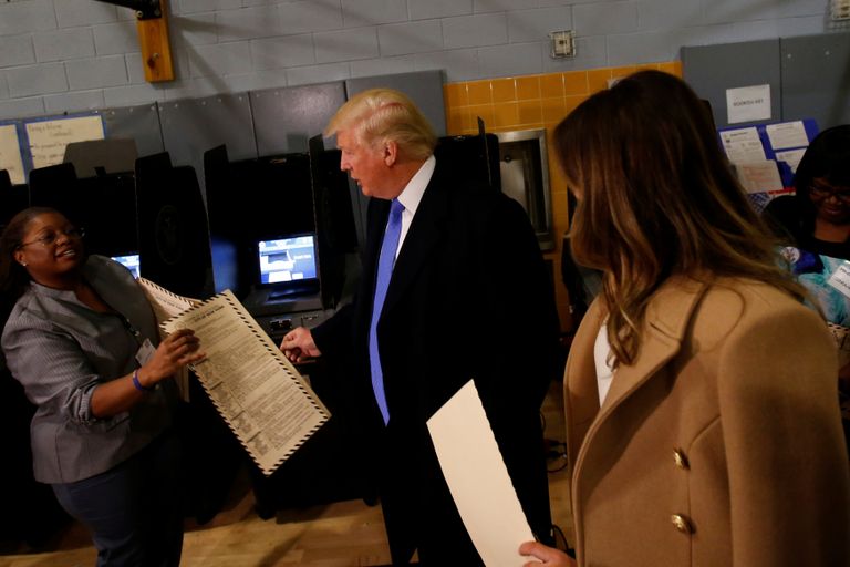 المرشح الجمهوري دونالد ترامب يدلي بصوته في انتخابات الرئاسة الأمريكية