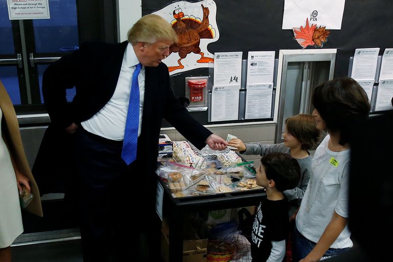 المرشح الجمهوري دونالد ترامب يدلي بصوته في انتخابات الرئاسة الأمريكية