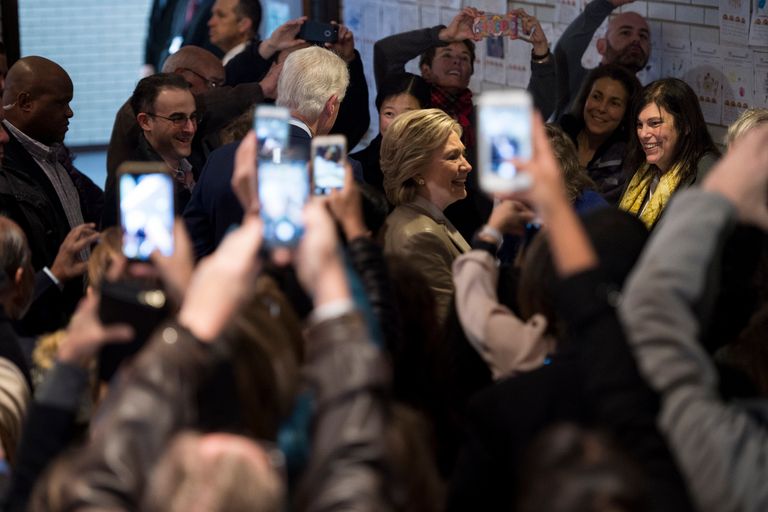 هيلاري كلينتون بعد الإدلاء بصوتها