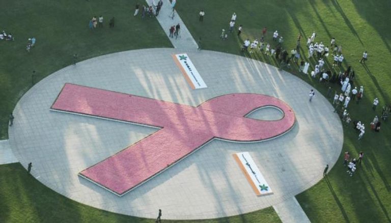 أكبر علامة تحذير من سرطان الثدي بالعالم مصنوعة من الزهور في دبي