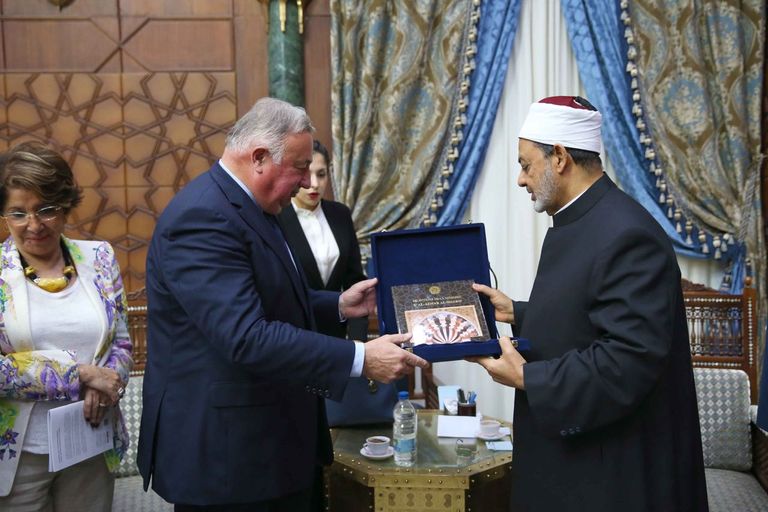 شيخ الأزهر يستقبل رئيس مجلس الشيوخ الفرنسي