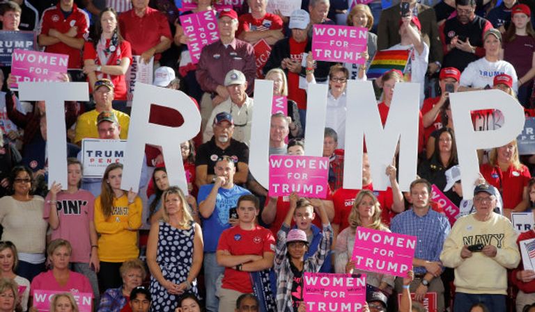 ترامب وسط مؤيديه