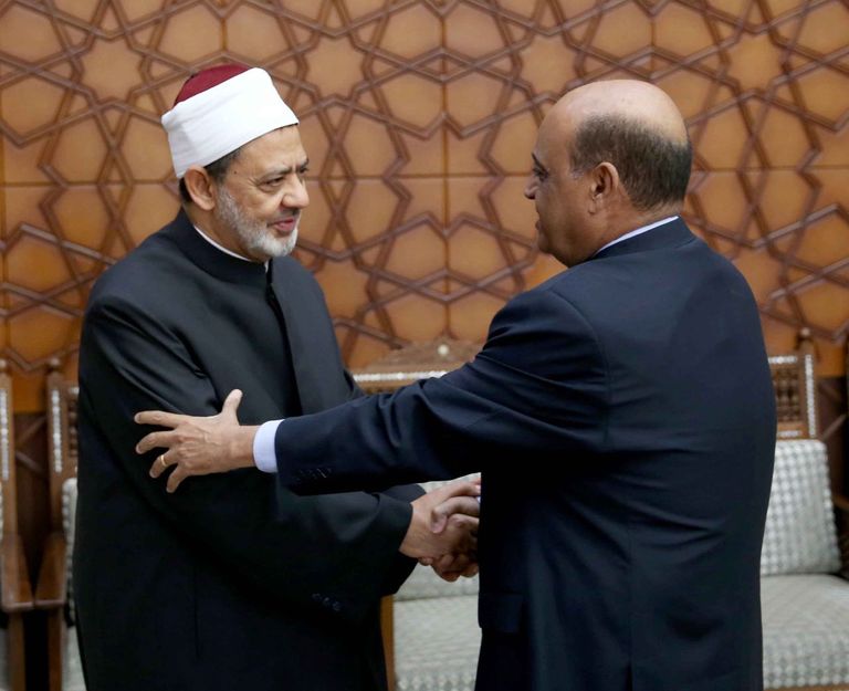 شيخ الأزهر خلال استقباله المندوب اليمني لدى الجامعة العربية