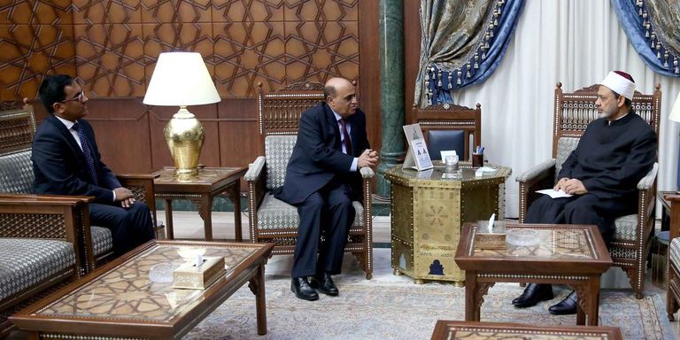 شيخ الأزهر خلال استقباله المندوب اليمني لدى الجامعة العربية