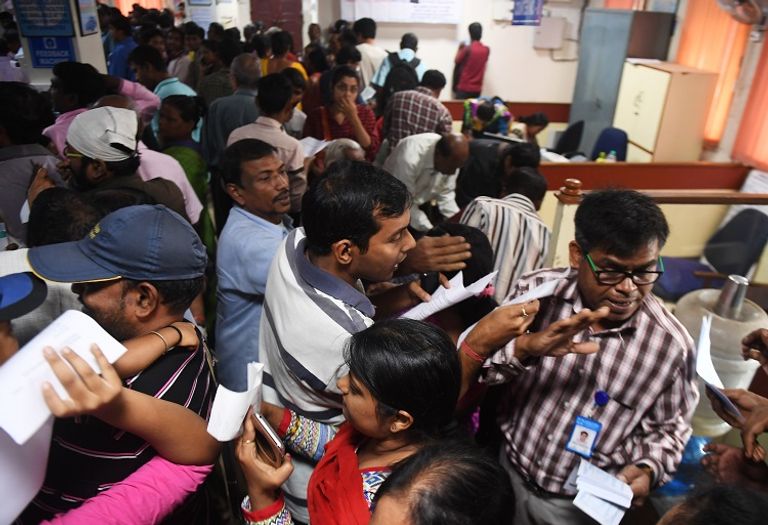 طوابير بالملايين أمام المصارف الهندية