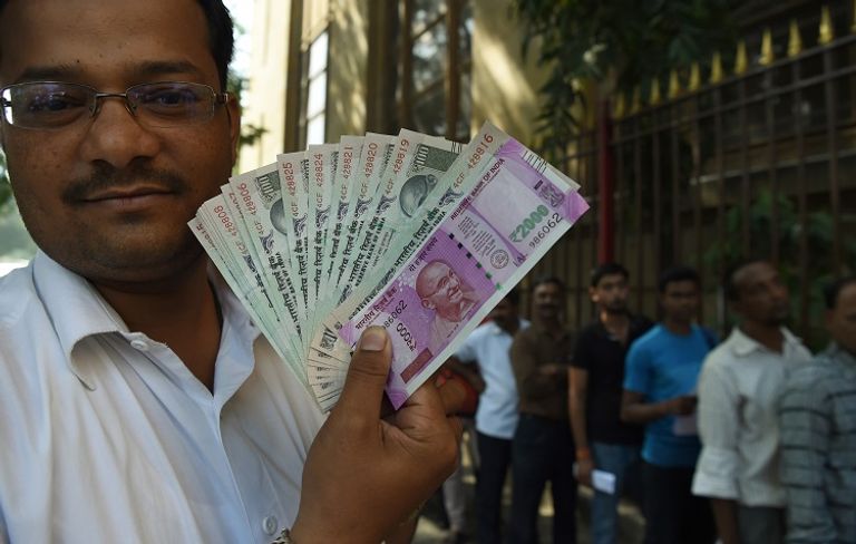 طوابير بالملايين أمام المصارف الهندية