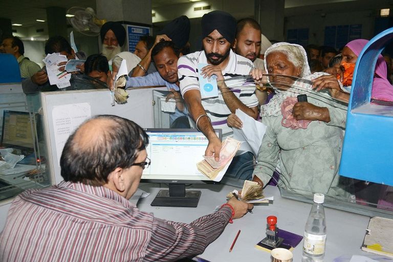 طوابير بالملايين أمام المصارف الهندية