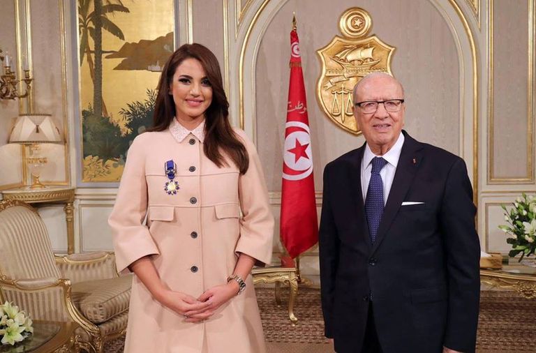 درة أثناء تكريمها من السبسي