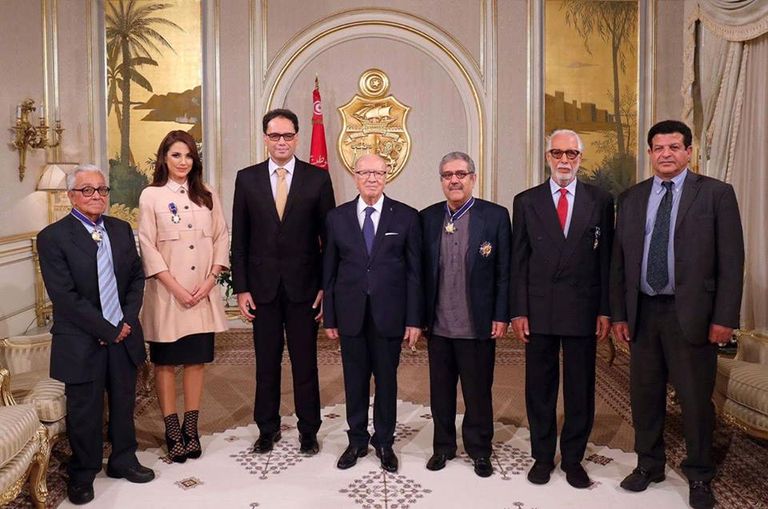 درة أثناء تكريمها من السبسي