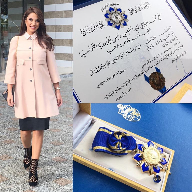 درة أثناء تكريمها من السبسي