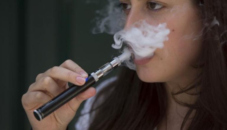 السجائر الإلكترونية قد تكون مدخلا لتدخين المراهقين