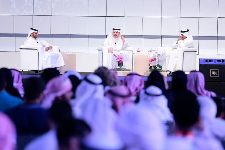 من الأمسية الشعرية التي أحياها الشاعران حامد زيد وناصر القحطاني