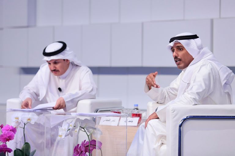 من الأمسية الشعرية التي أحياها الشاعران حامد زيد وناصر القحطاني