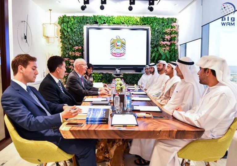 الشيخ عبدالله بن زايد آل نهيان وزير الخارجية والتعاون الدولي أثناء لقاء رئيس منتدى دافوس