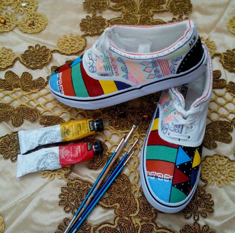 "نيفين" المصرية تنافس الطباعة على الملابس والأحذية9