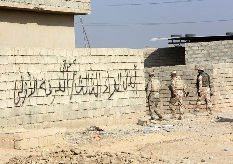 جندي عراقي اثناء قتال في حي الكرامة جنوب الموصل (رويترز)