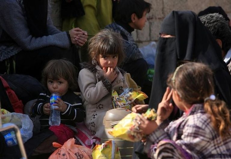 جندي عراقي اثناء قتال في حي الكرامة جنوب الموصل (رويترز)