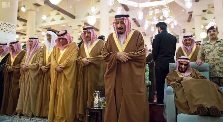 الملك سلمان يشارك في دفن الأمير تركي