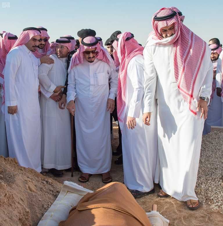 الملك سلمان يشارك في دفن الأمير تركي