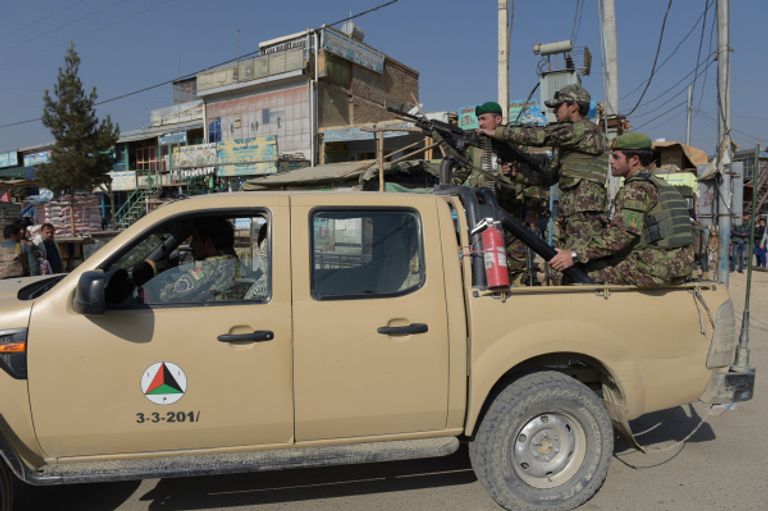 جندي أفغاني خارج قاعدة باجرام الأمريكية