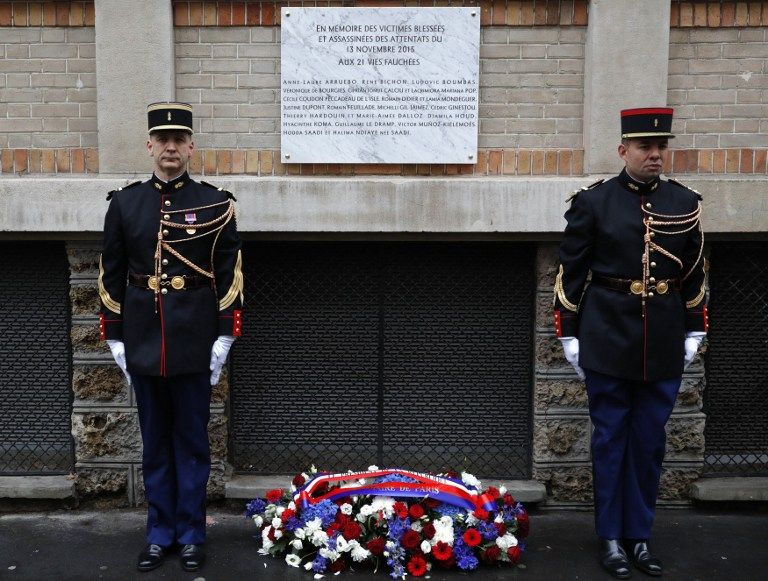 الرئيس الفرنسي فرانسوا أولاند مع عمدة باريس أثناء دقيقة حداد أمام أحد مواقع هجمات باريس في ذكراها الأولى