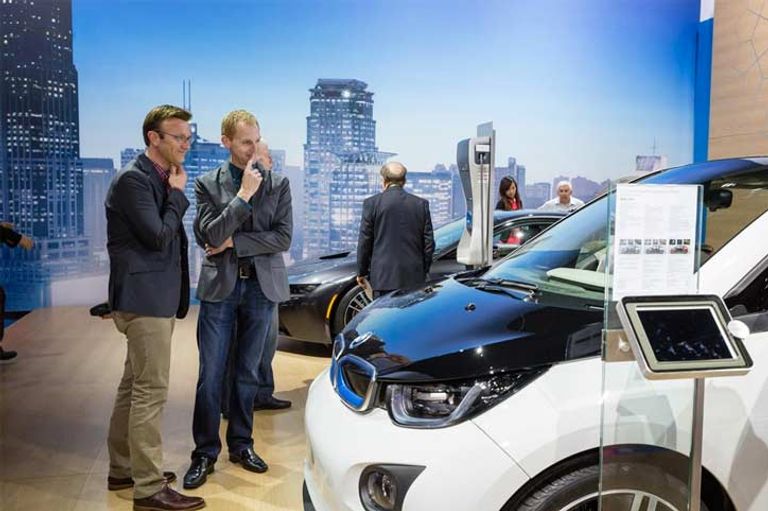 يقدم المعرض خدمة بيع أحدث الطرازات فور إطلاقها  صورة لمدخل معرض لوس أنجلوس العالمي للسيارات