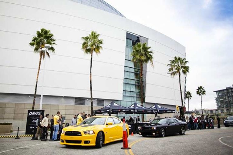 منطقة تجارب السيارات في المعرض صورة لمدخل معرض لوس أنجلوس العالمي للسيارات