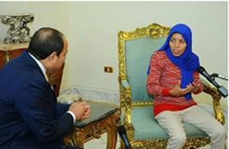 السيسي يفتح باب السيارة لمنى - صورة من الرئاسة المصرية