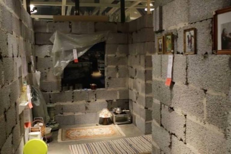 رنا مع أطفالها في البيت المقلد