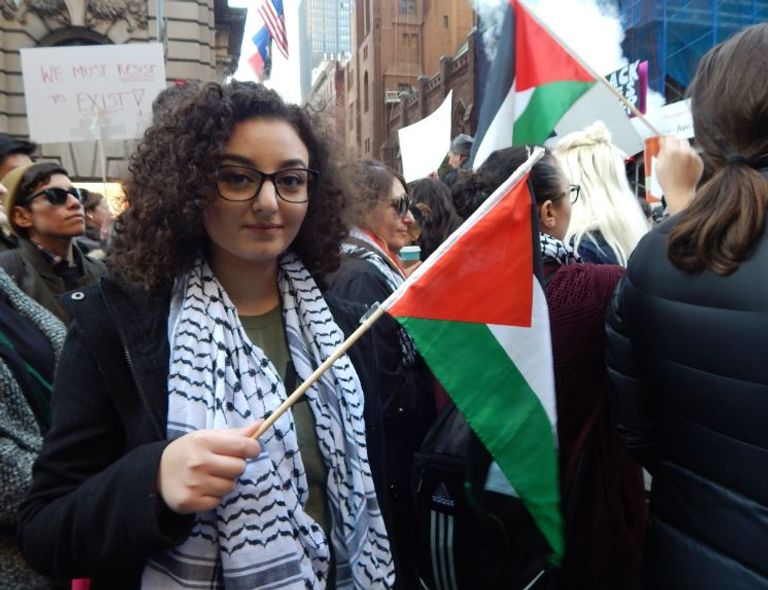علم فلسطين يظهر في المظاهرات المضادة لترامب