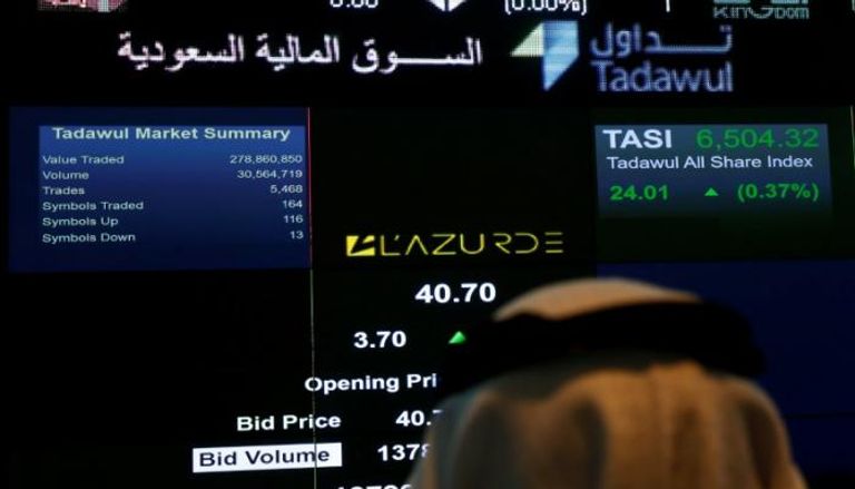 لوحة إلكترونية تعرض أسعار الأسهم بالبورصة السعودية في الرياض