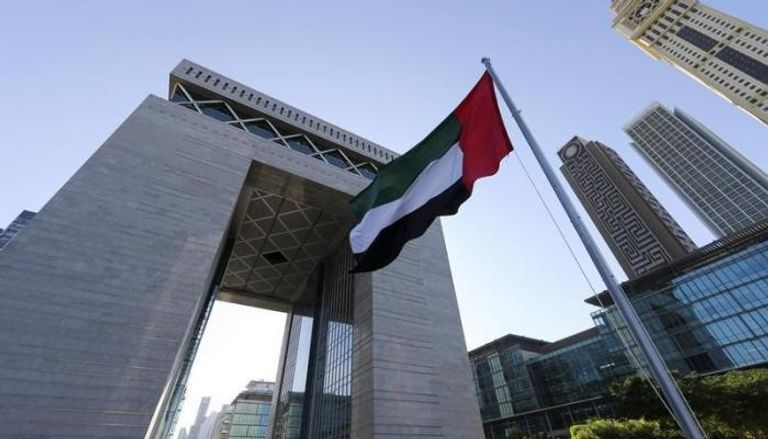 علم الإمارات امام مركز دبي المالي العالمي