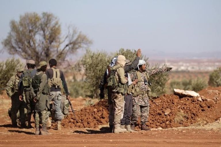 مقاتلون من المعارضة السورية خلال تقدمهم نحو مدينة الباب (رويترز)