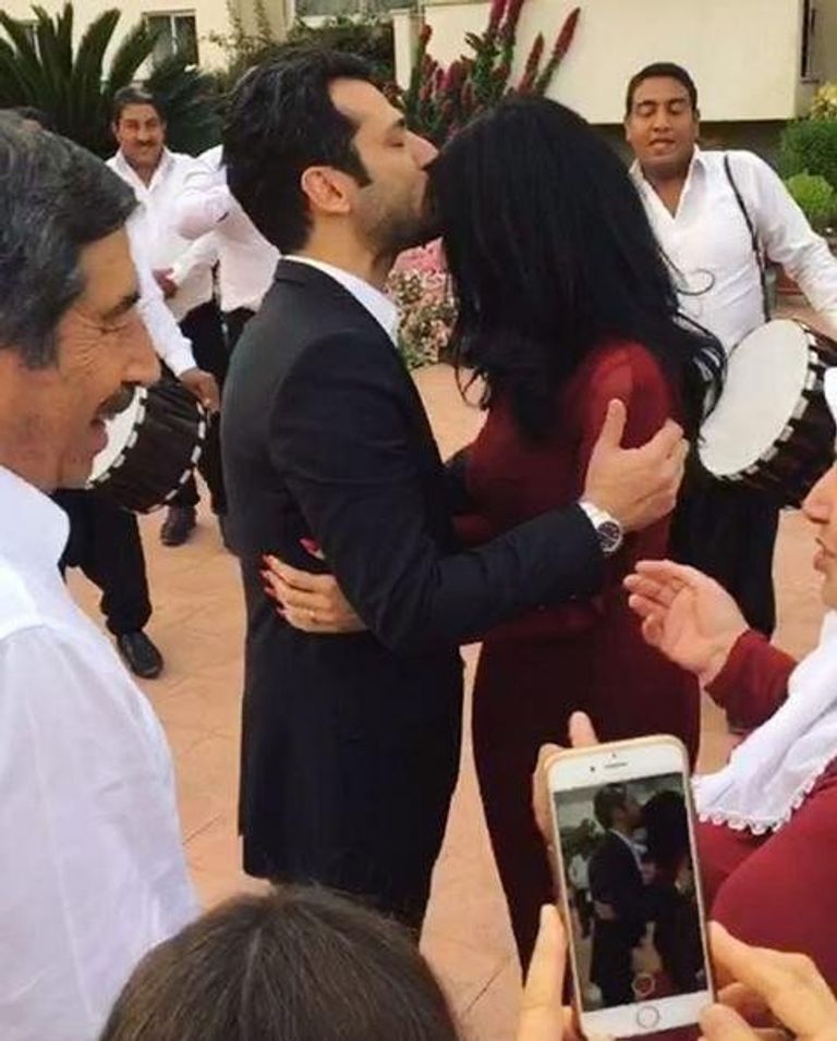 أردوغان وزوجته مع مراد يلدريم وخطيبته إيمان الباني في مطار بأنقرة