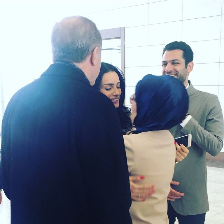 أردوغان وزوجته مع مراد يلدريم وخطيبته إيمان الباني في مطار بأنقرة