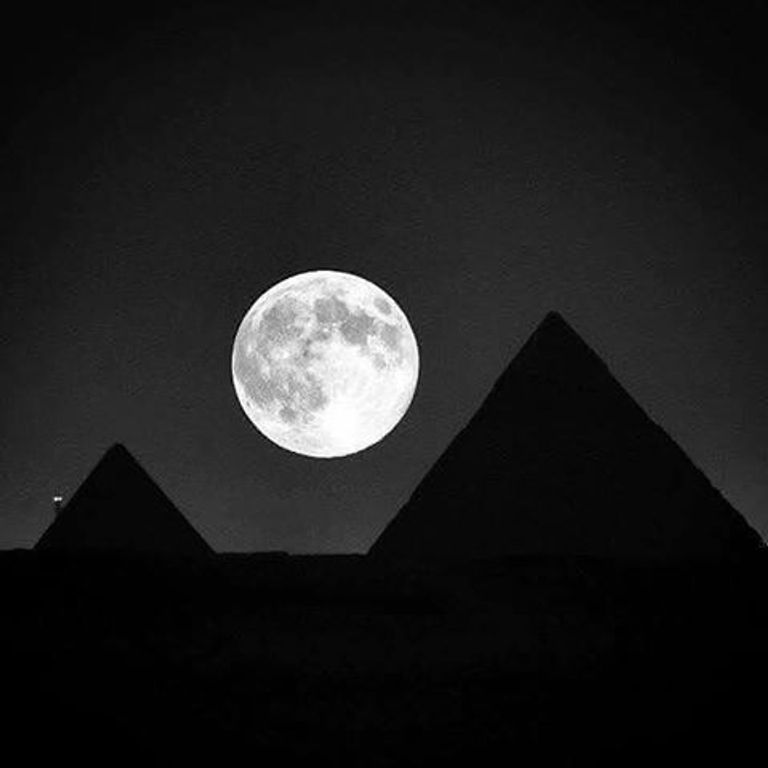 القمر الفائق بالأقصر