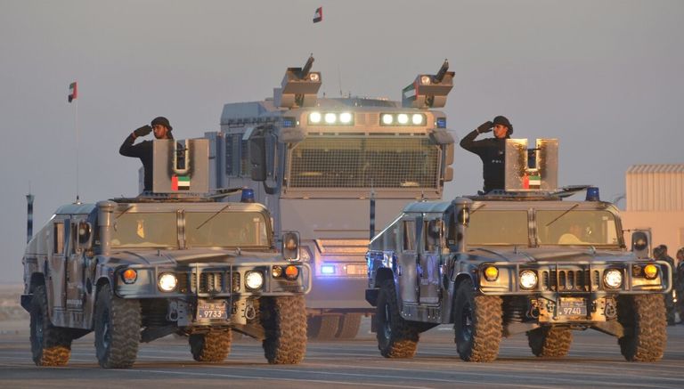 الشيخ سيف بن زايد لدى وصوله البحرين